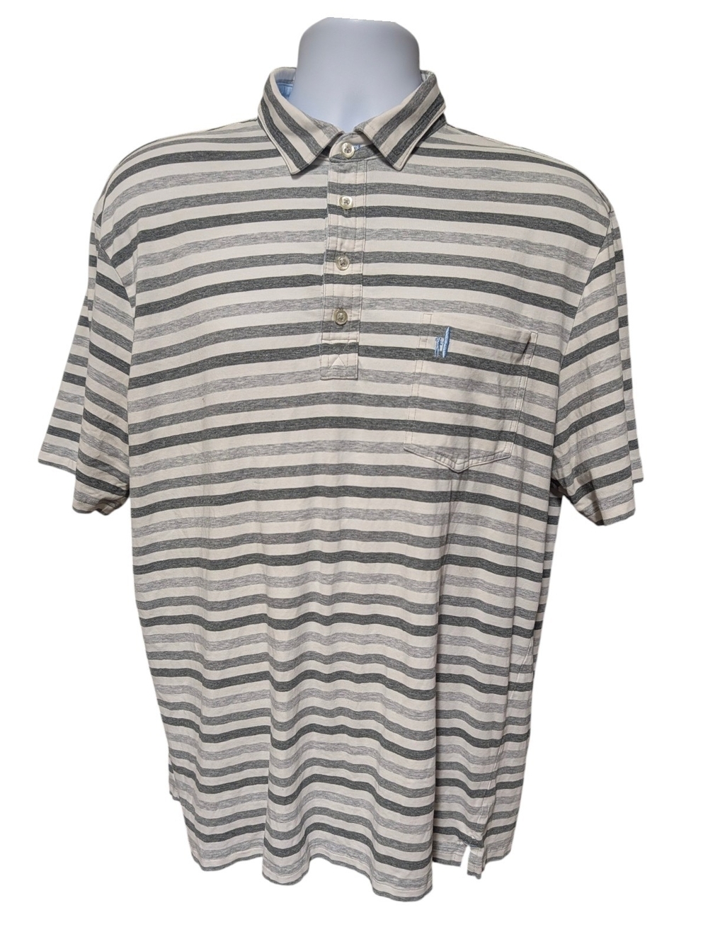 Johnnie-O polo shirt features a casual striped pattern and a chest pocket XLn